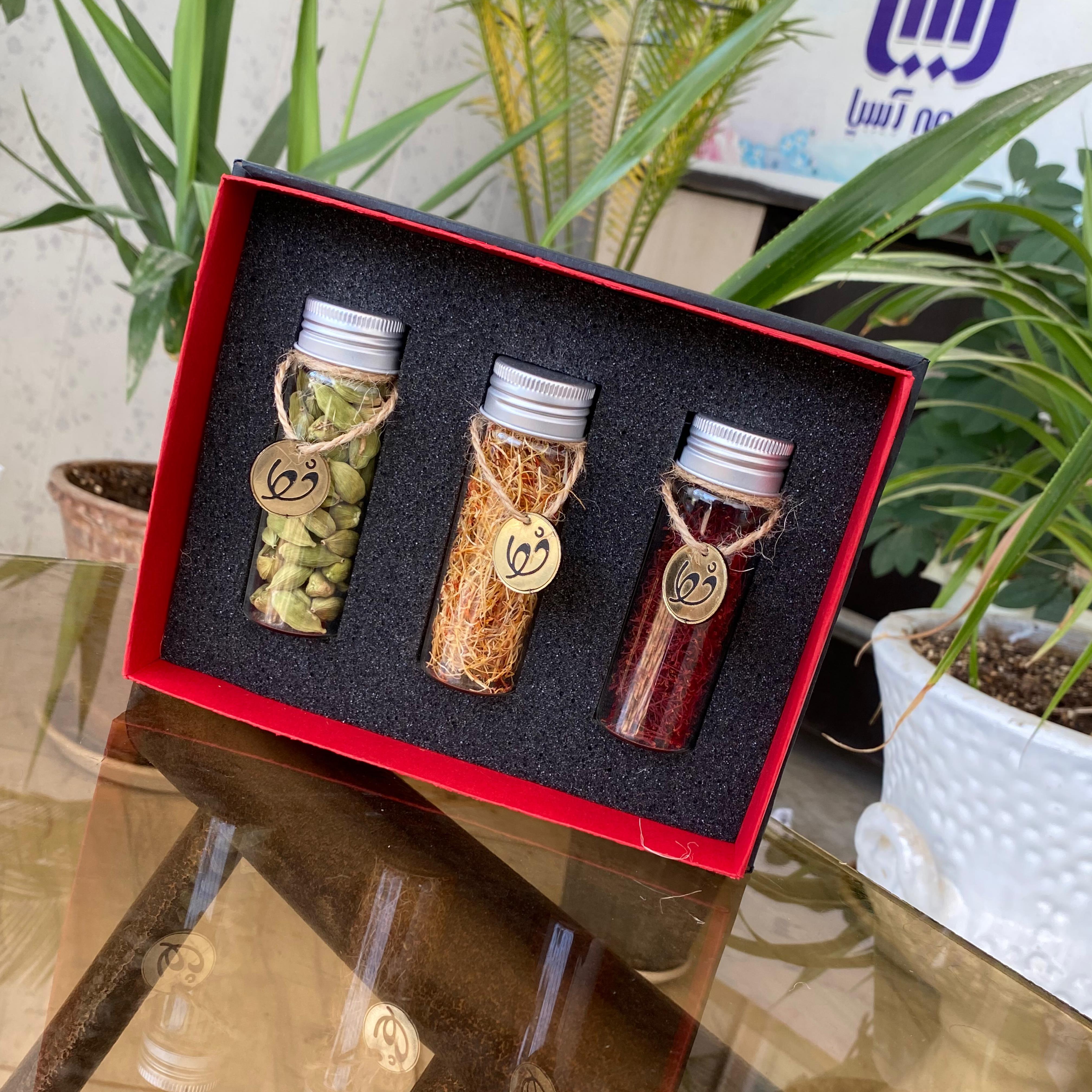  پک کادویی زعفران خط چین شامل یک مثقال زعفران سرگل،یک مثقال ریشه زعفران و ۱۵ گرم هل اکبر بنفش درجه یک هست 