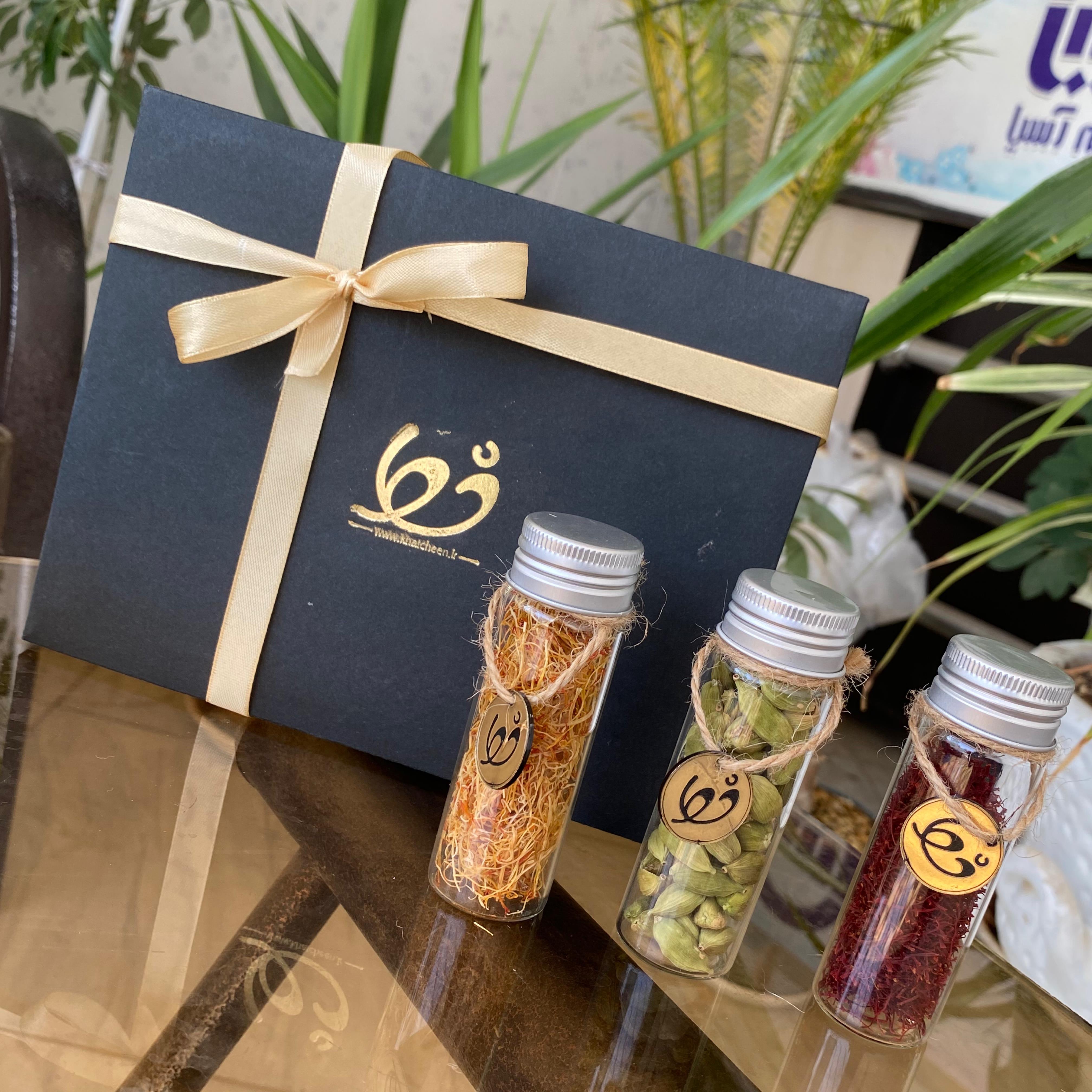 پک کادویی زعفران خط چین شامل یک مثقال زعفران سرگل،یک مثقال ریشه زعفران و ۱۵ گرم هل اکبر بنفش درجه یک هست 