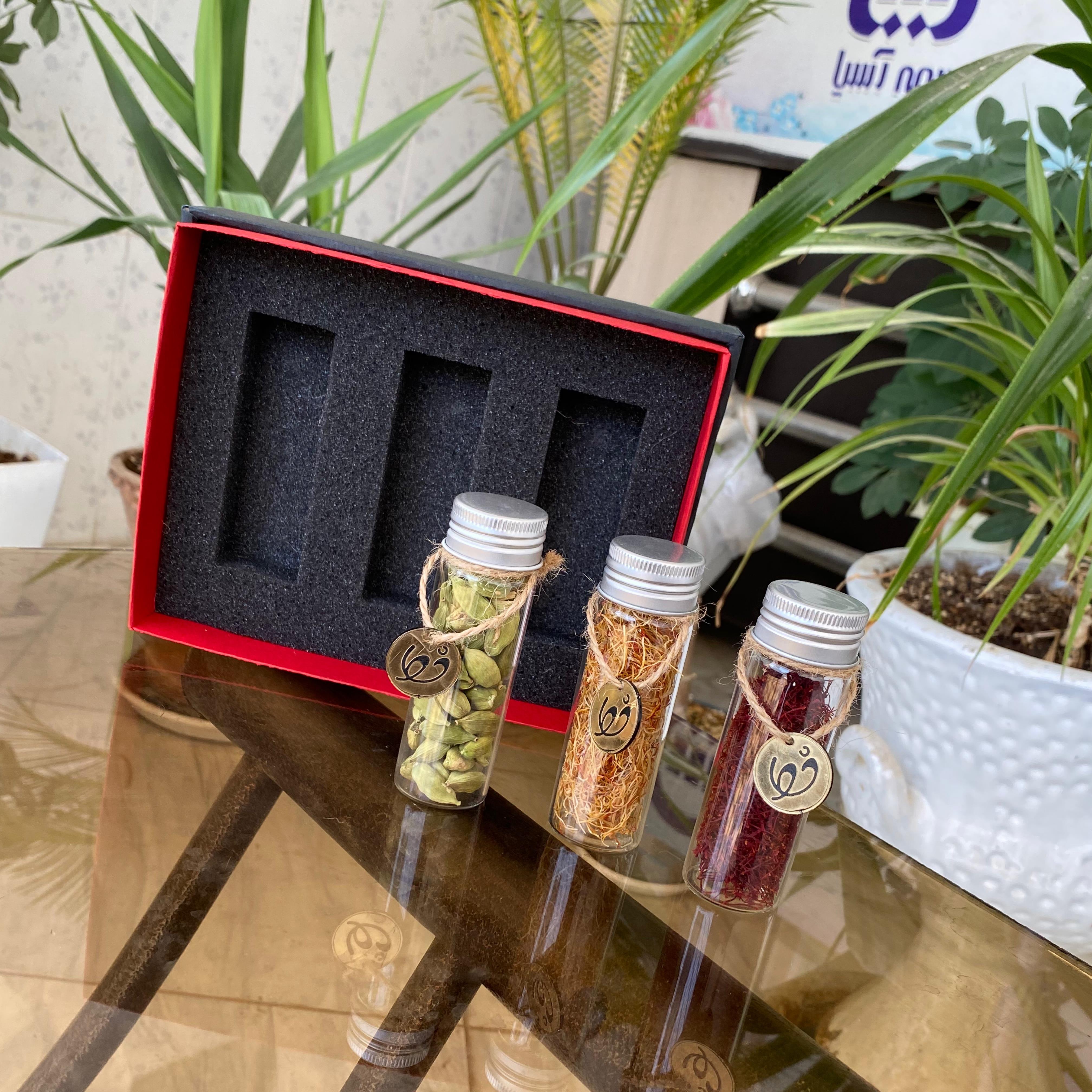  پک کادویی زعفران خط چین شامل یک مثقال زعفران سرگل،یک مثقال ریشه زعفران و ۱۵ گرم هل اکبر بنفش درجه یک هست 